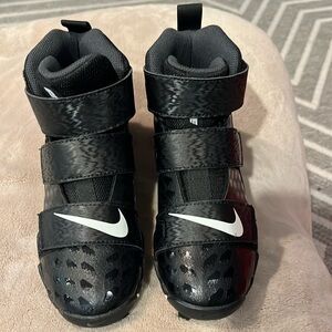 New NIKE boys black cleats
Size 1   3/4 Ankle 
BRAND NEW never worn